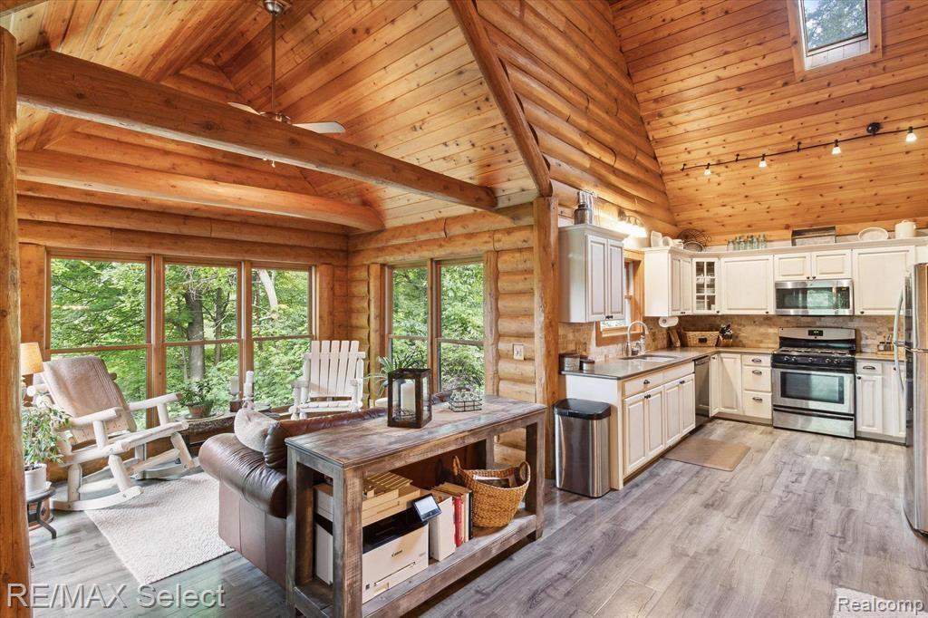 8228 CENTER Road