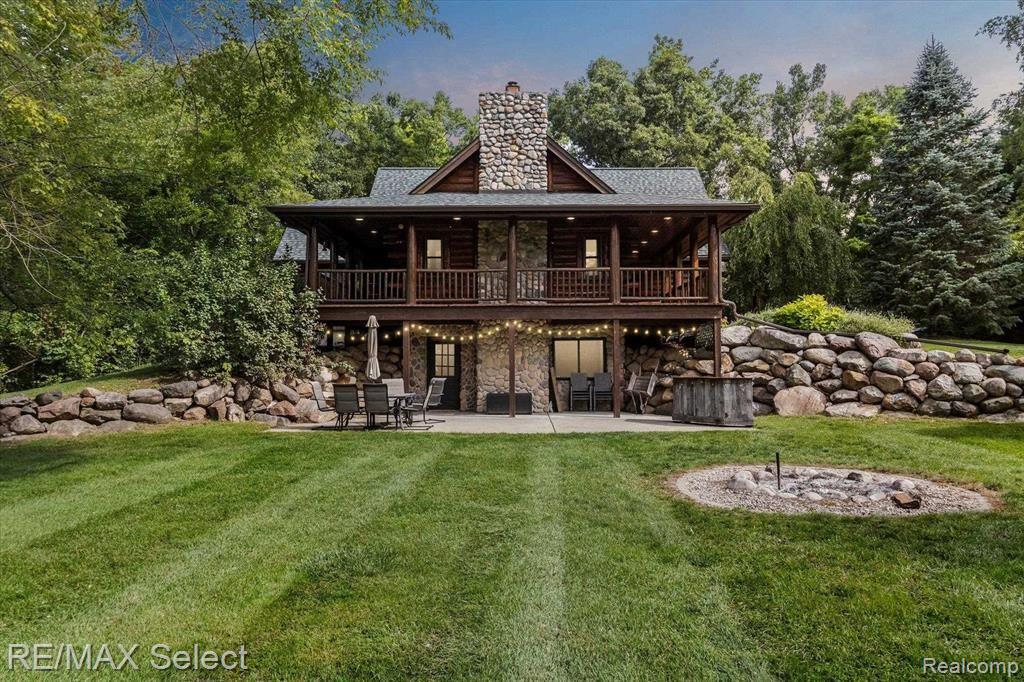 8228 CENTER Road
