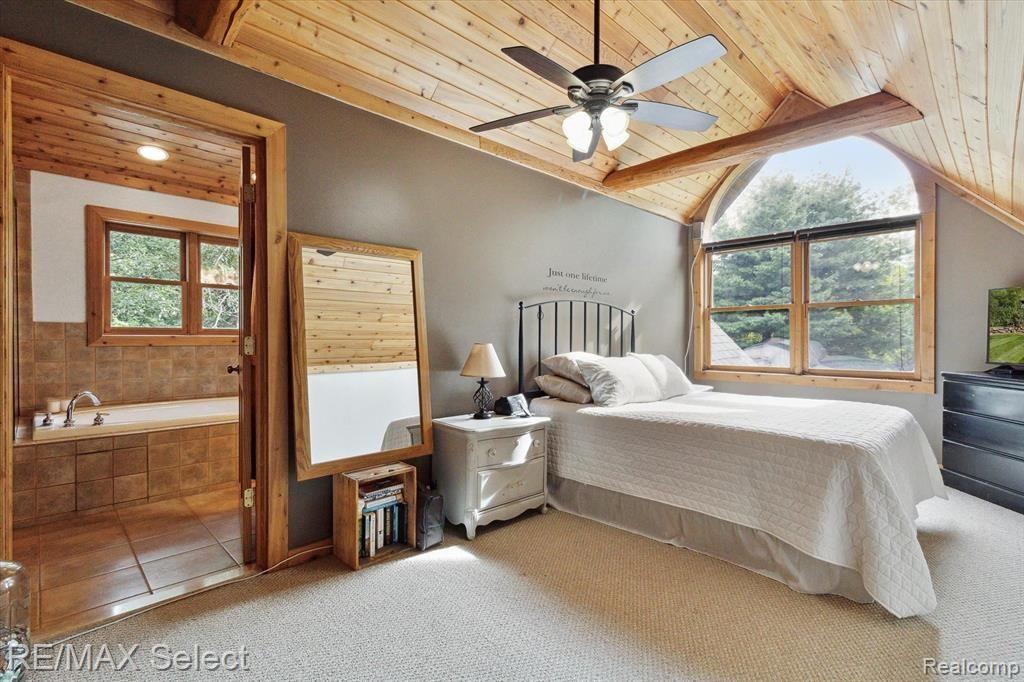 8228 CENTER Road