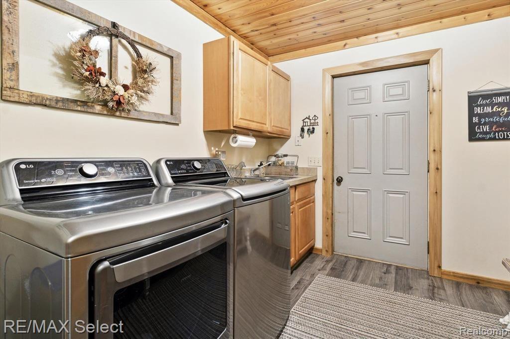 8228 CENTER Road