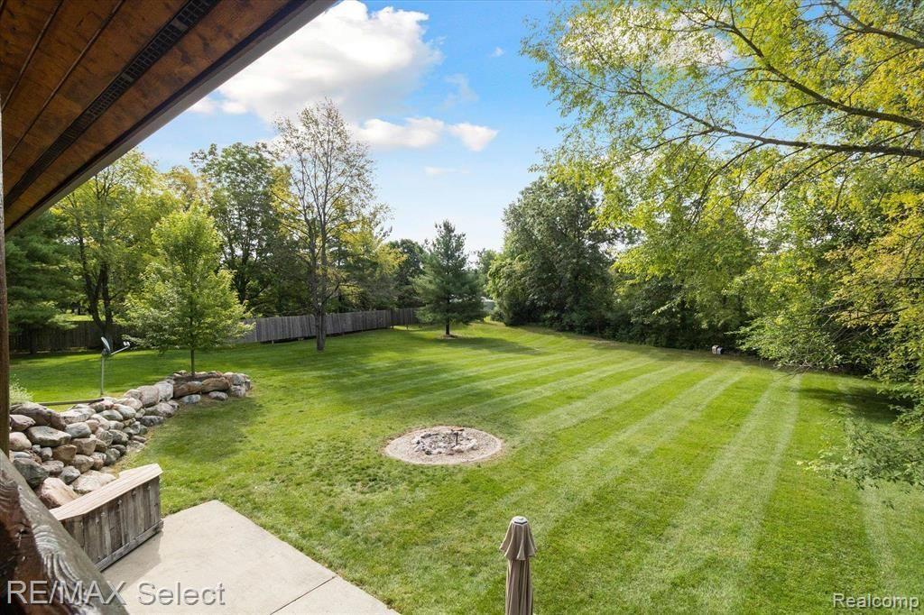 8228 CENTER Road