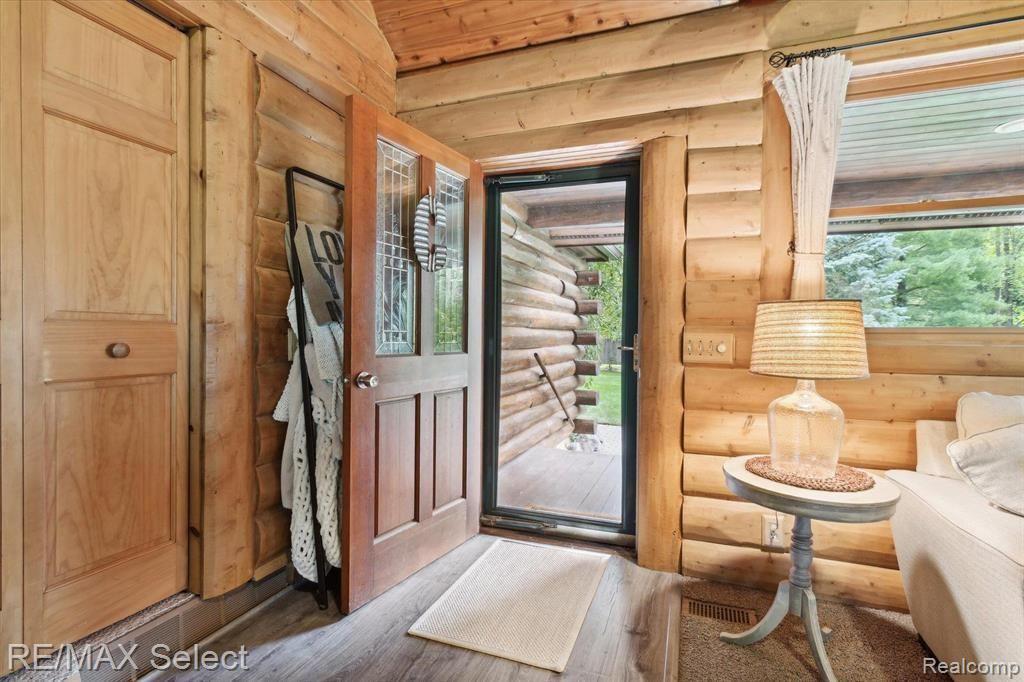8228 CENTER Road