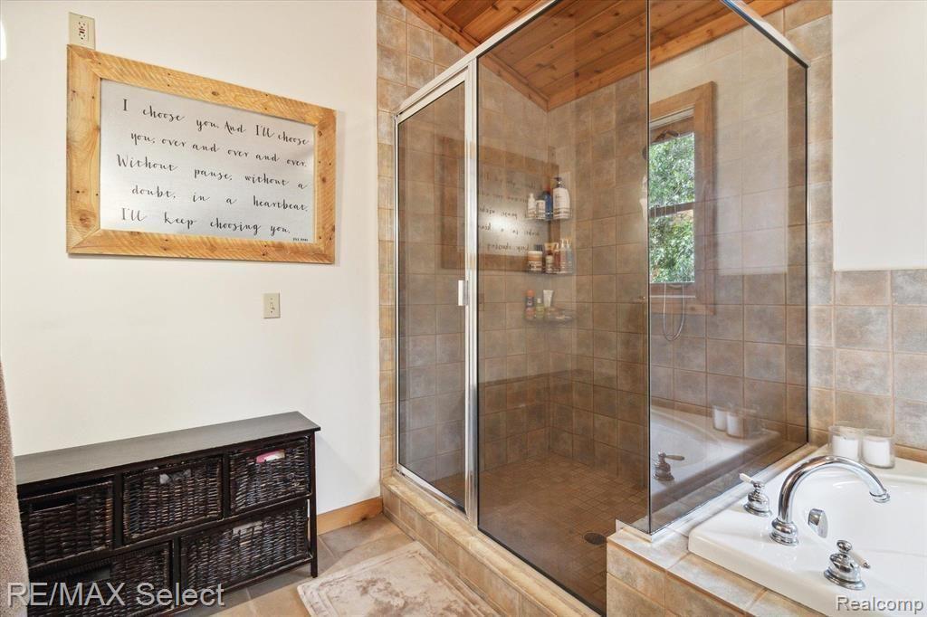 8228 CENTER Road
