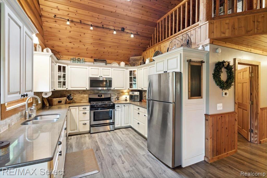 8228 CENTER Road