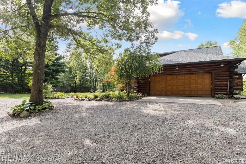 8228 CENTER Road