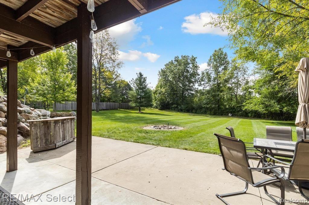 8228 CENTER Road