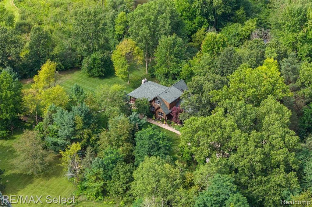 8228 CENTER Road