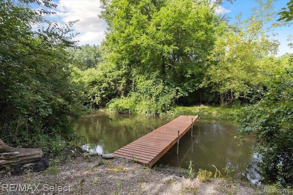 8228 CENTER Road