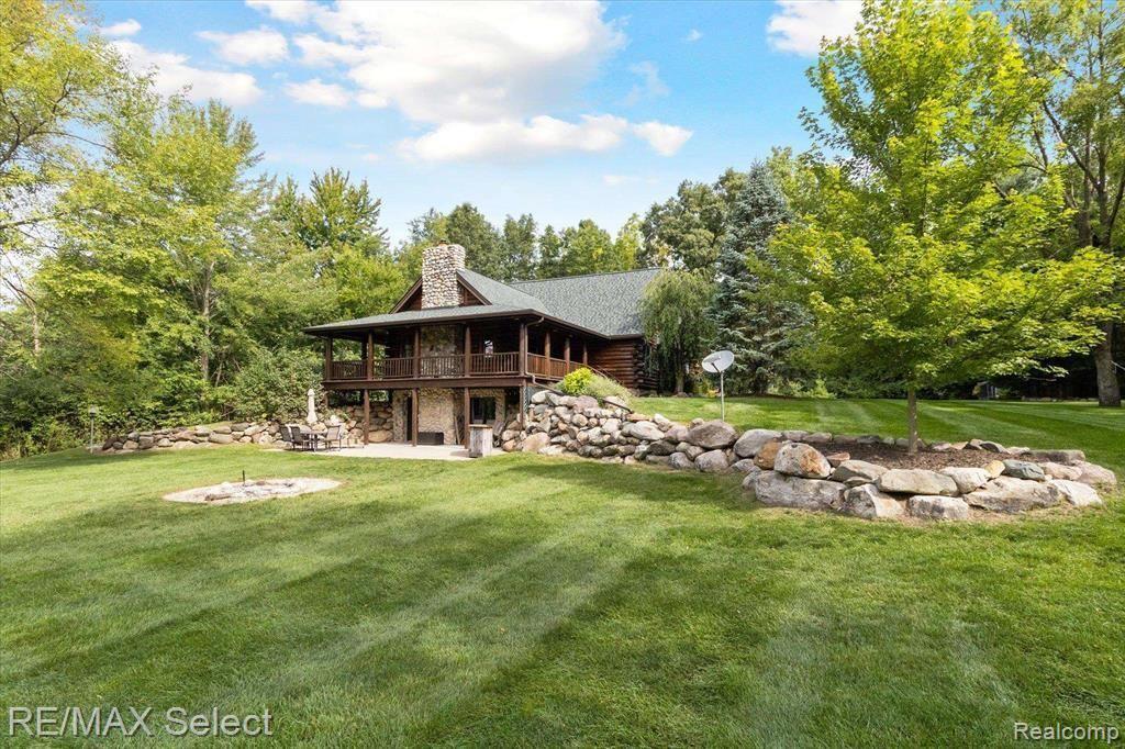 8228 CENTER Road
