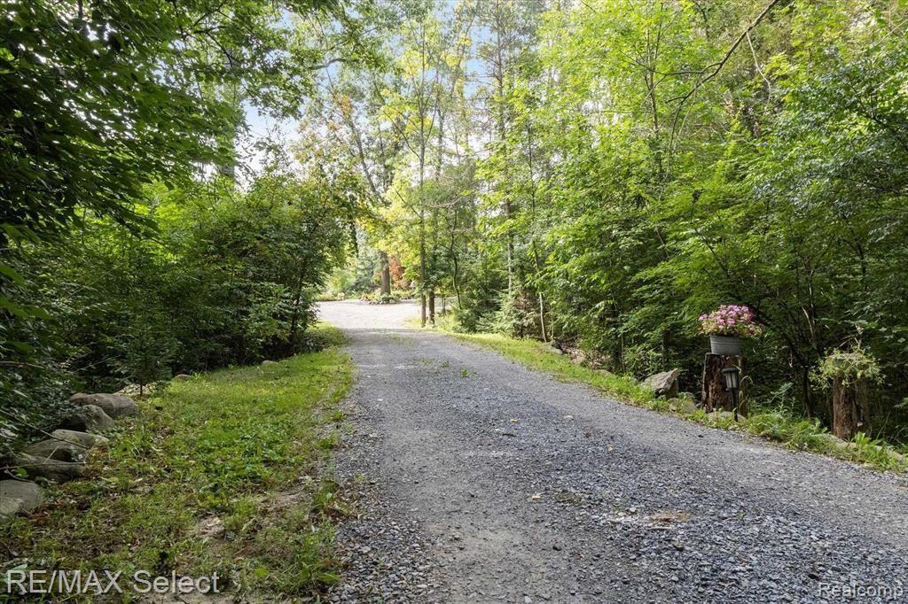 8228 CENTER Road