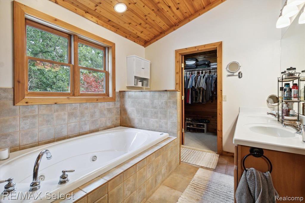 8228 CENTER Road