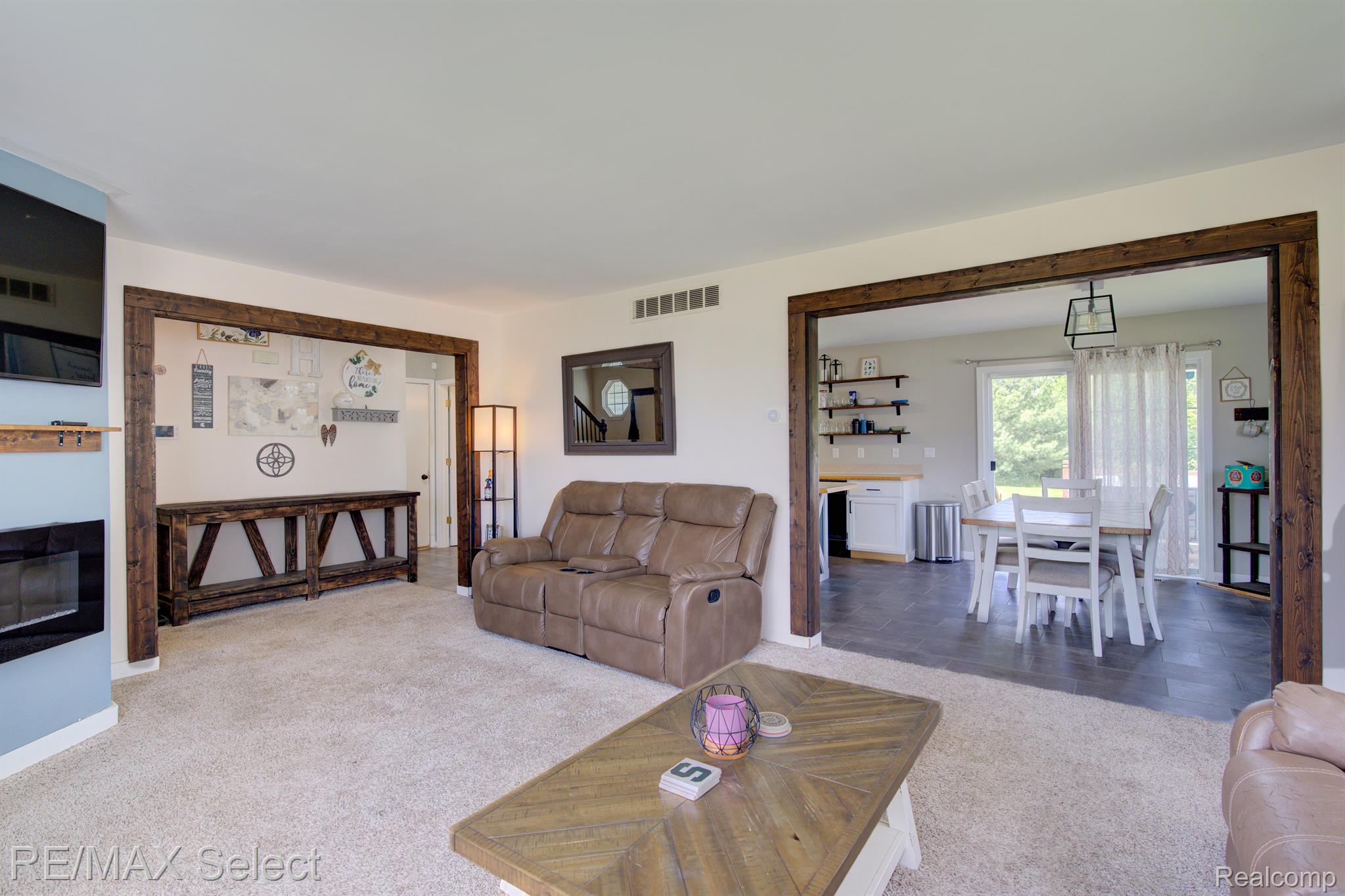 7060 GLEN OAK Drive