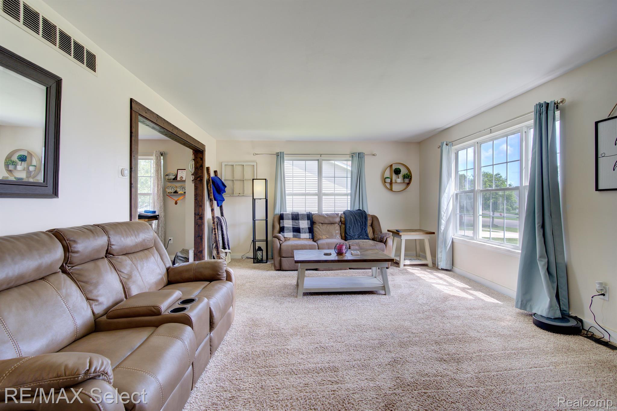 7060 GLEN OAK Drive