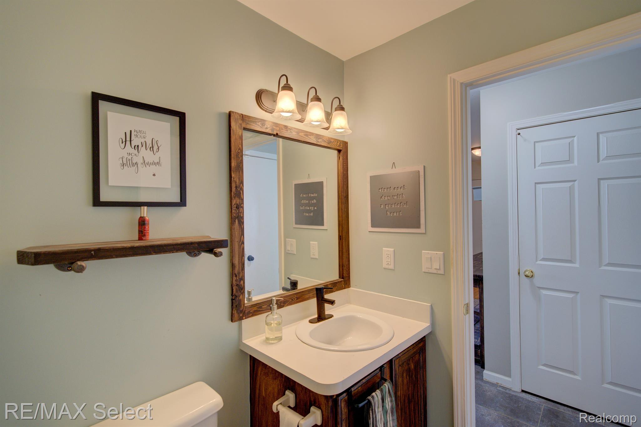7060 GLEN OAK Drive