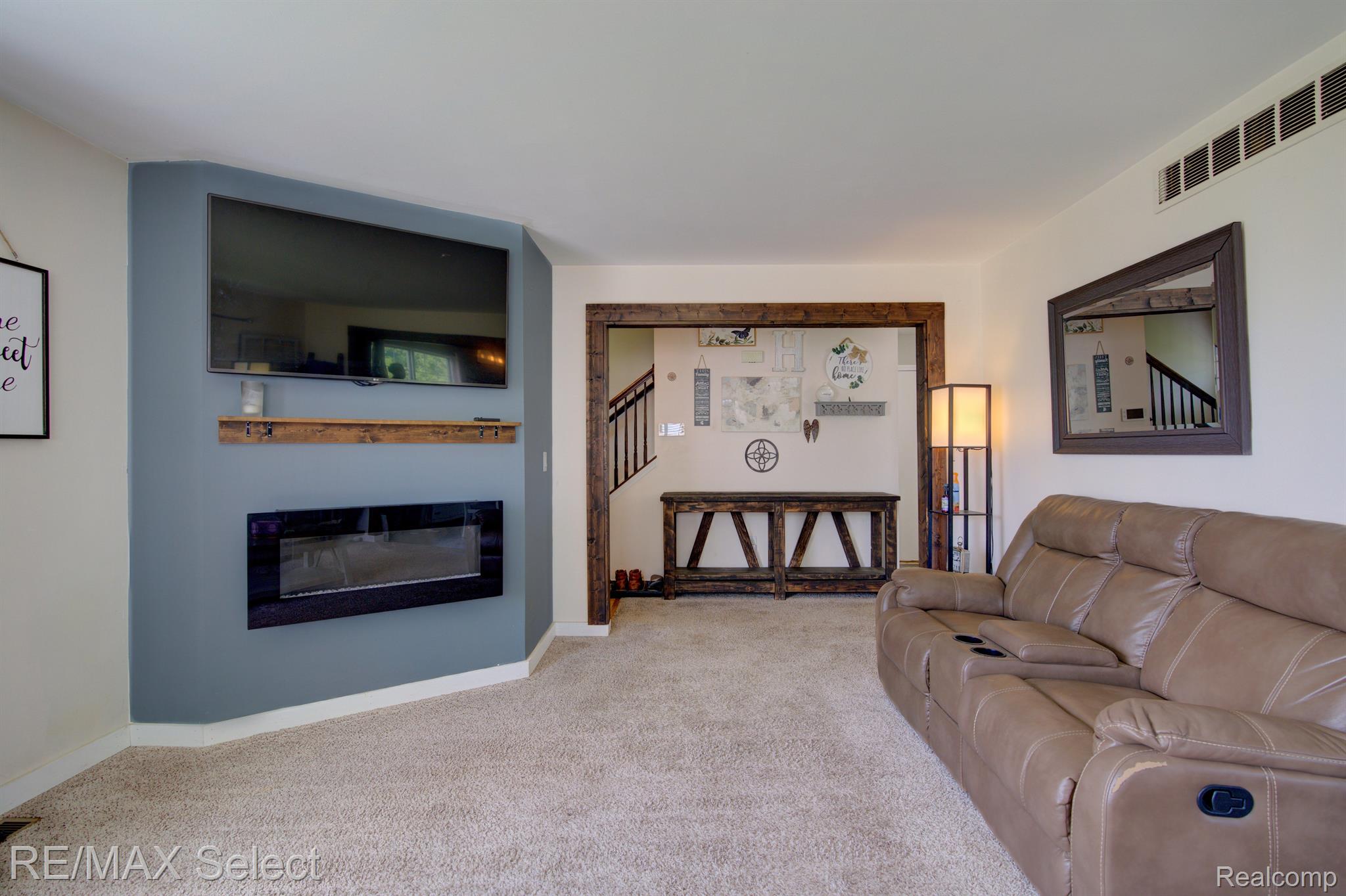 7060 GLEN OAK Drive
