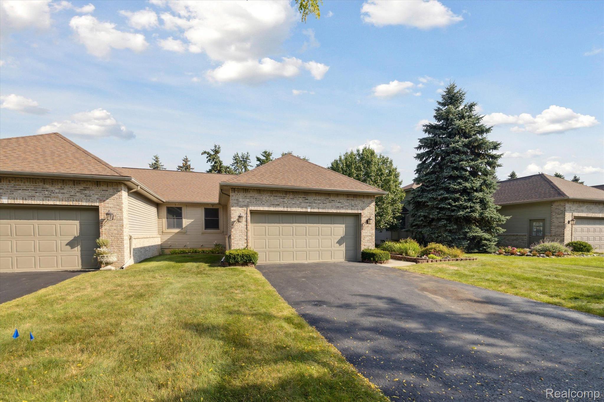 126 CREEKWOOD Circle