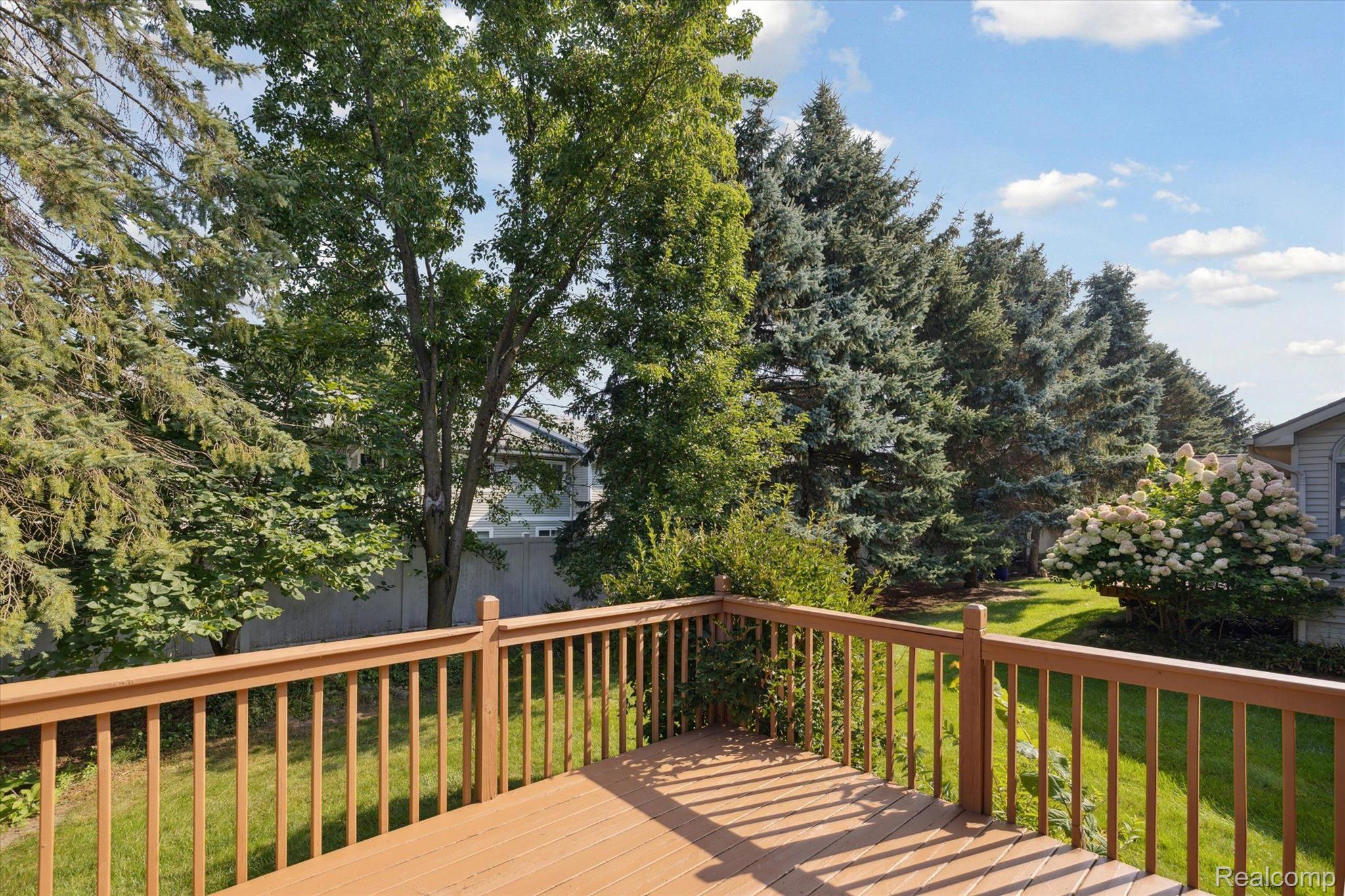 126 CREEKWOOD Circle