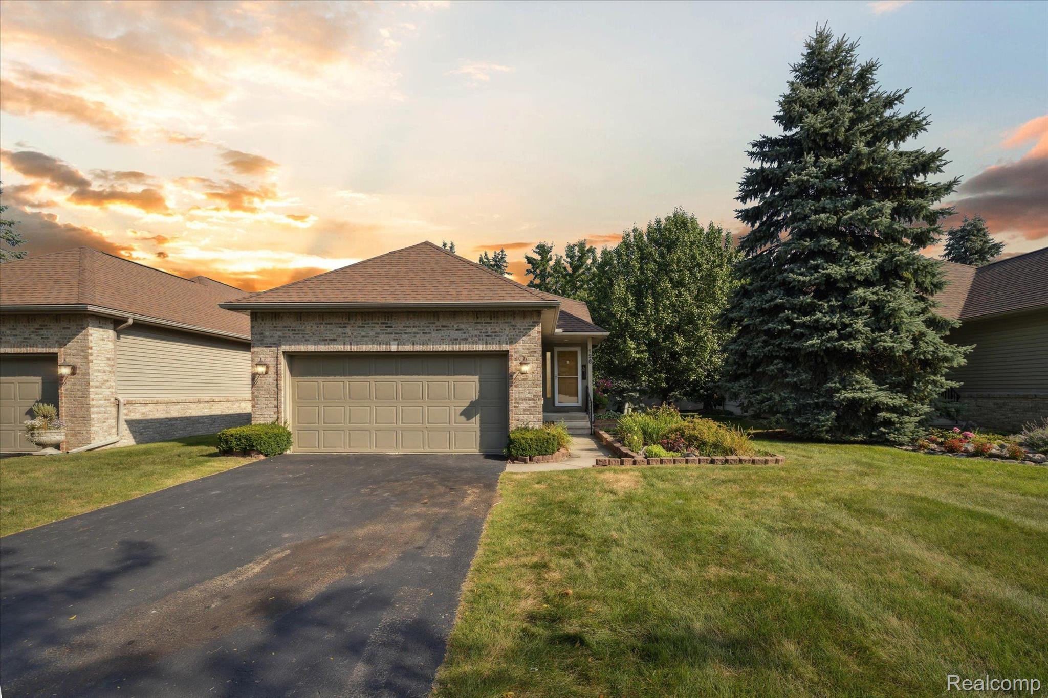 126 CREEKWOOD Circle