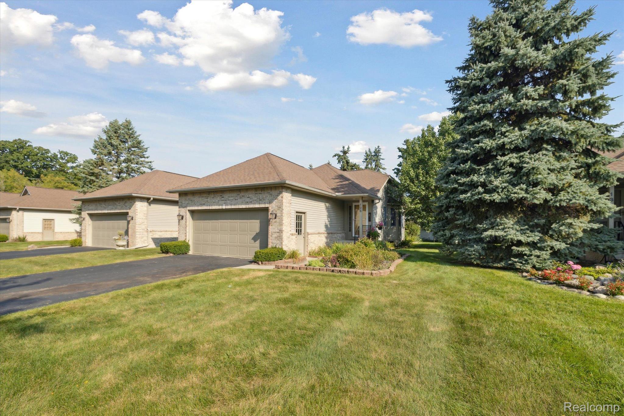 126 CREEKWOOD Circle