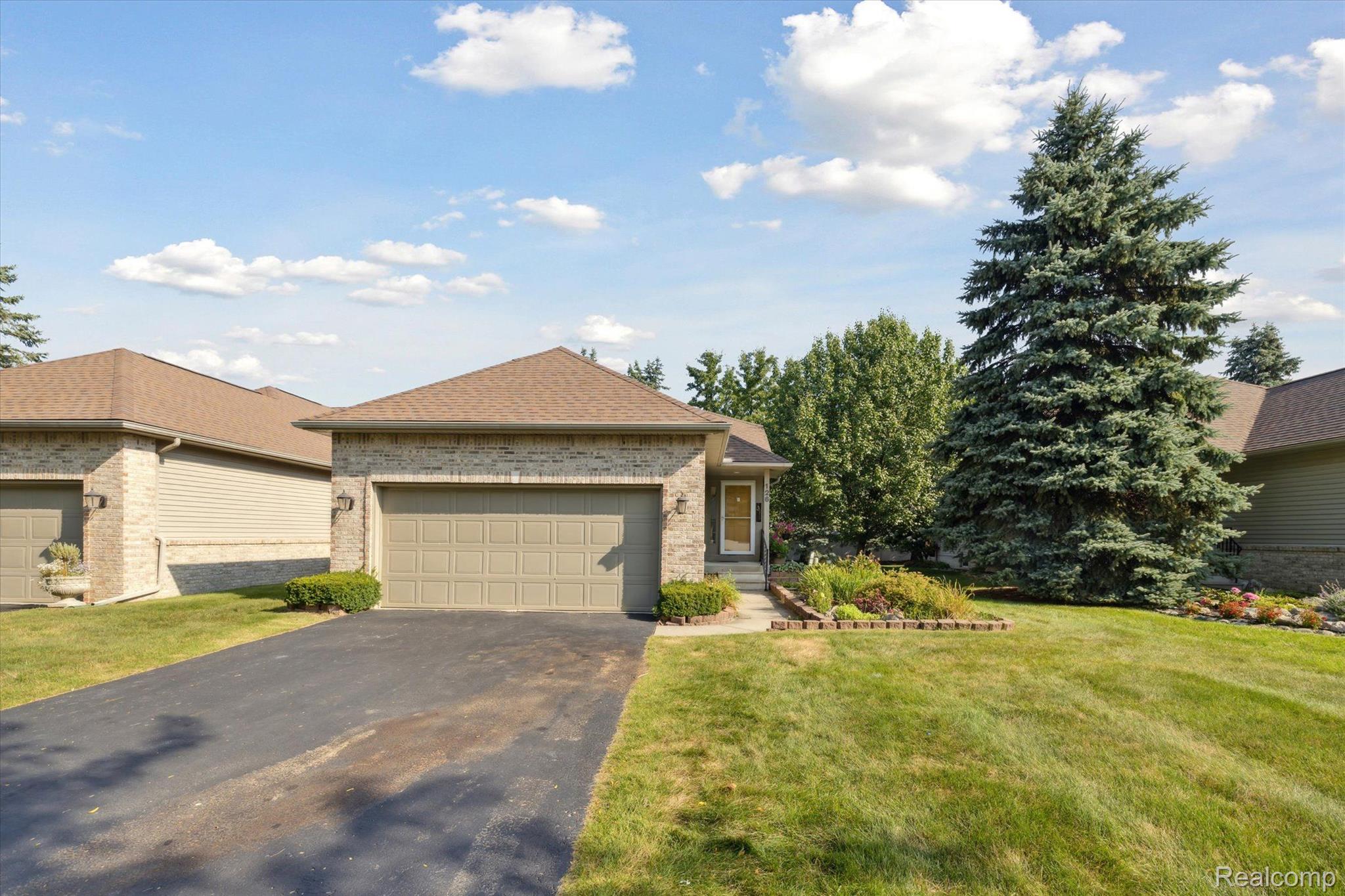 126 CREEKWOOD Circle