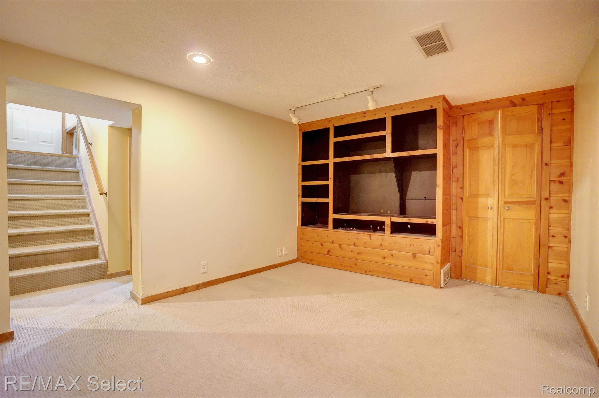 1604 MARY ANN Street