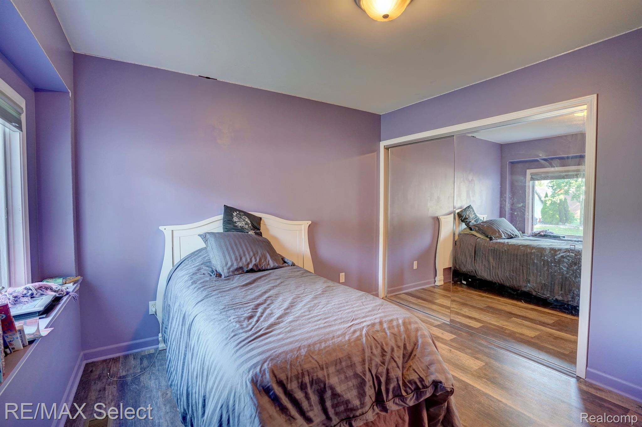1327 SUNSET Boulevard