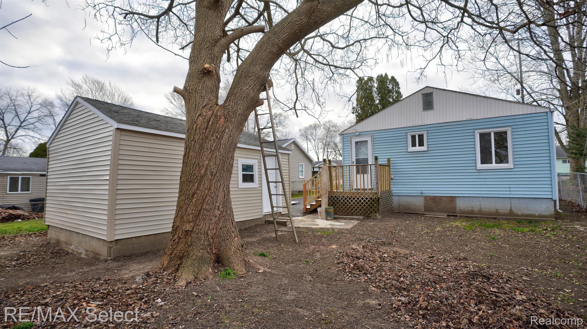 1122 W SCOTTWOOD Avenue