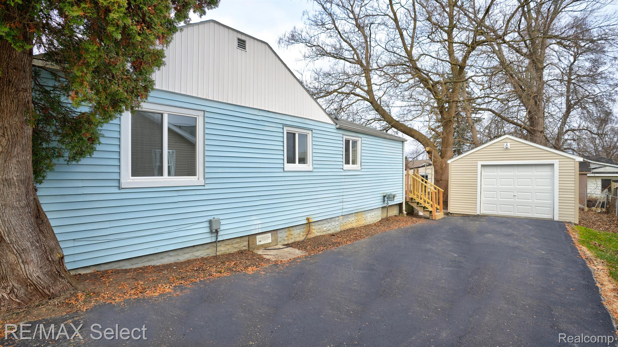 1122 W SCOTTWOOD Avenue