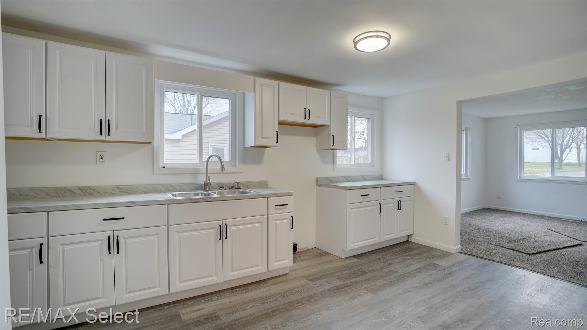 1122 W SCOTTWOOD Avenue