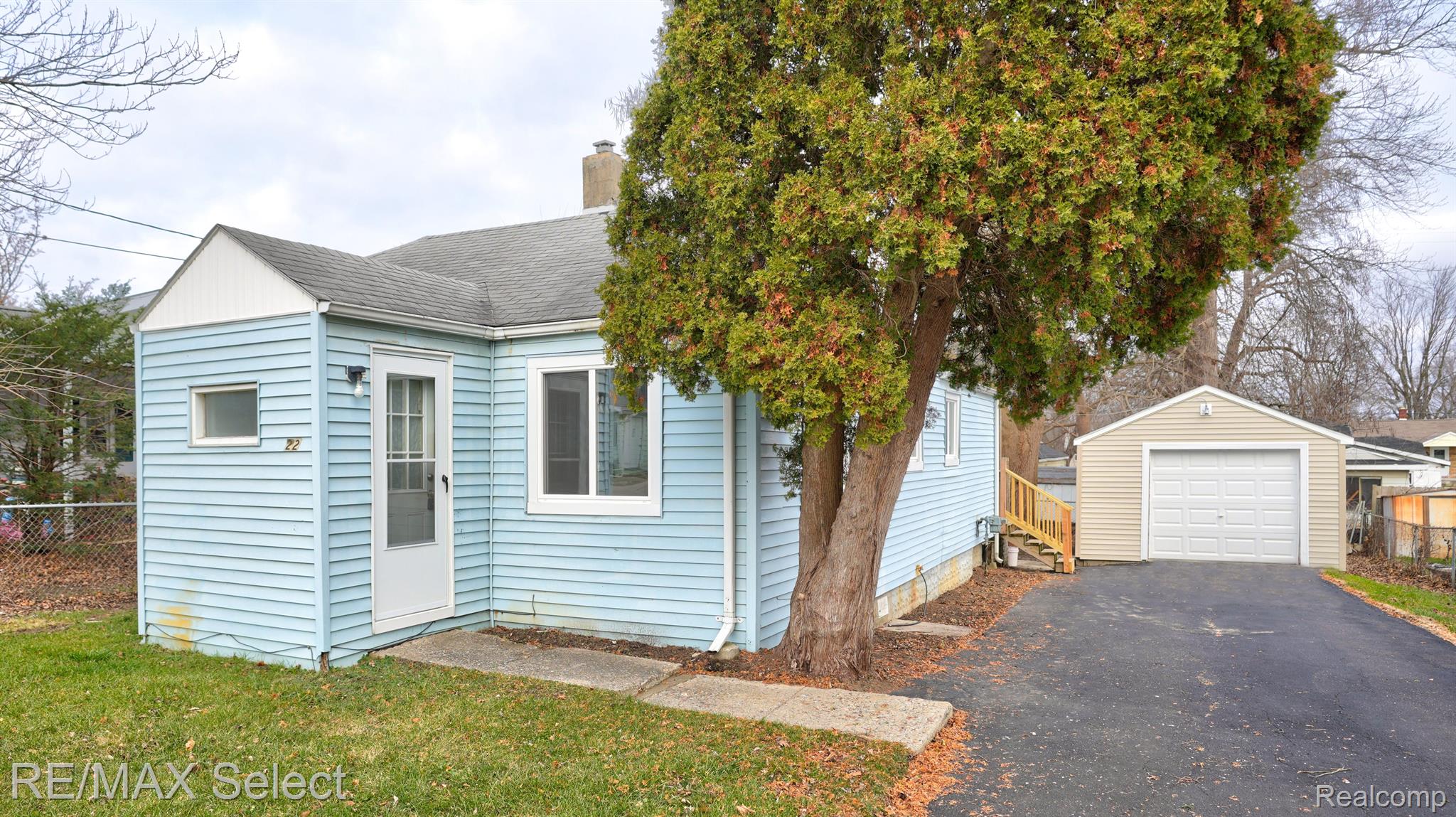 1122 W SCOTTWOOD Avenue