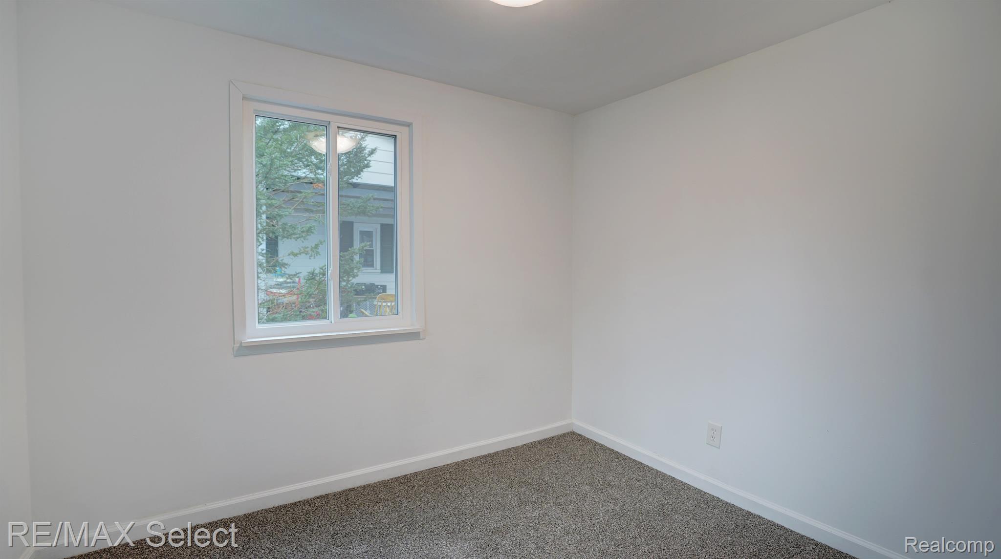 1122 W SCOTTWOOD Avenue