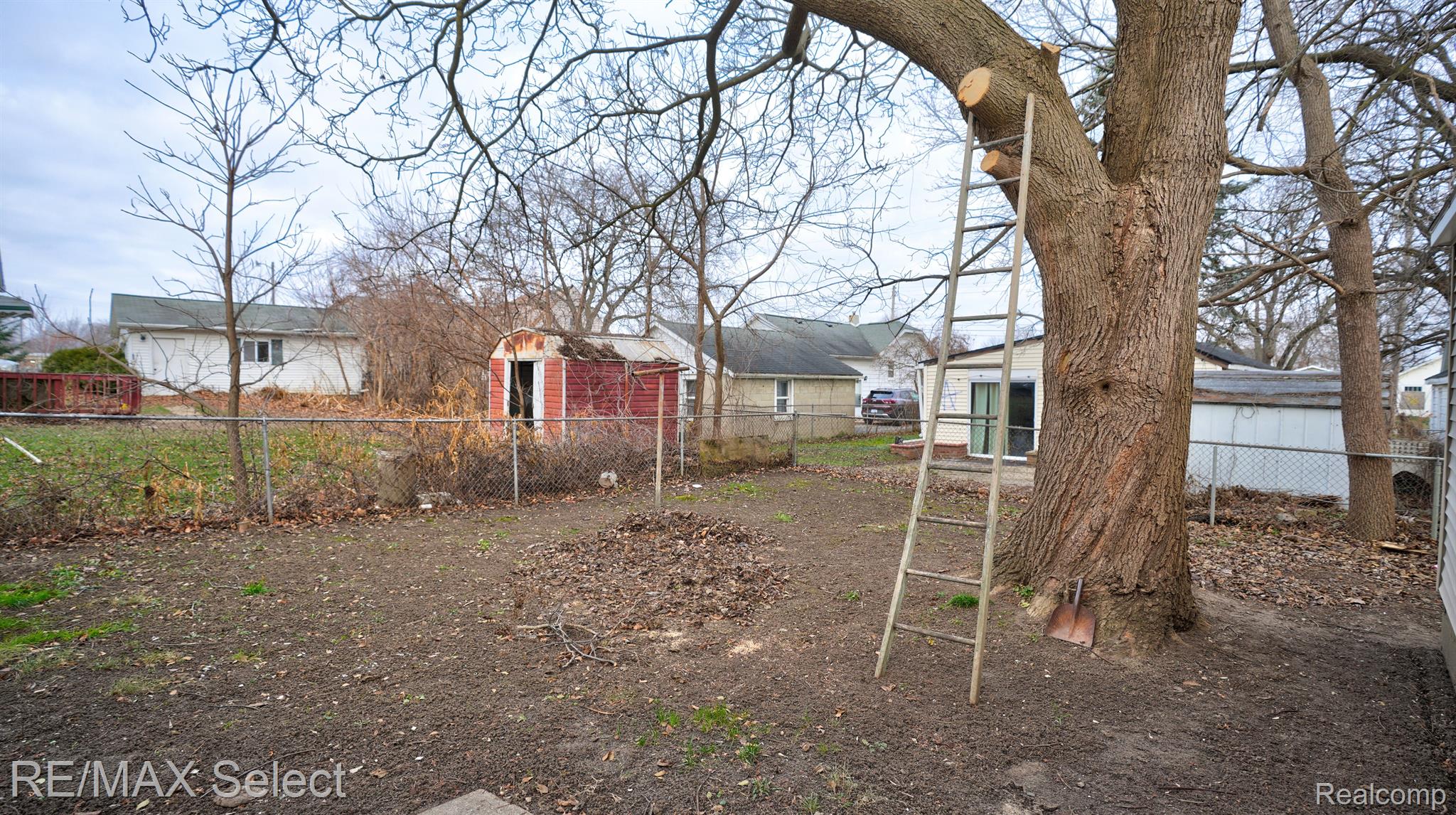 1122 W SCOTTWOOD Avenue