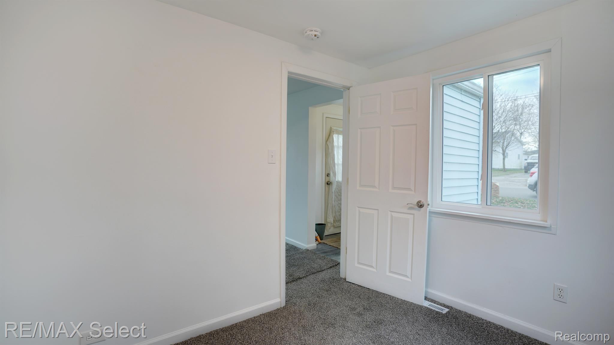 1122 W SCOTTWOOD Avenue