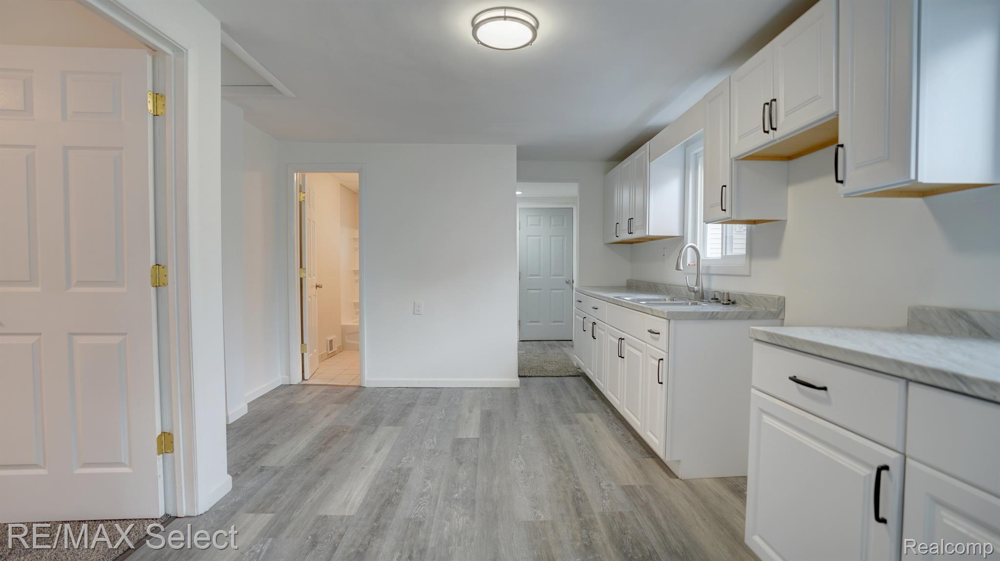 1122 W SCOTTWOOD Avenue
