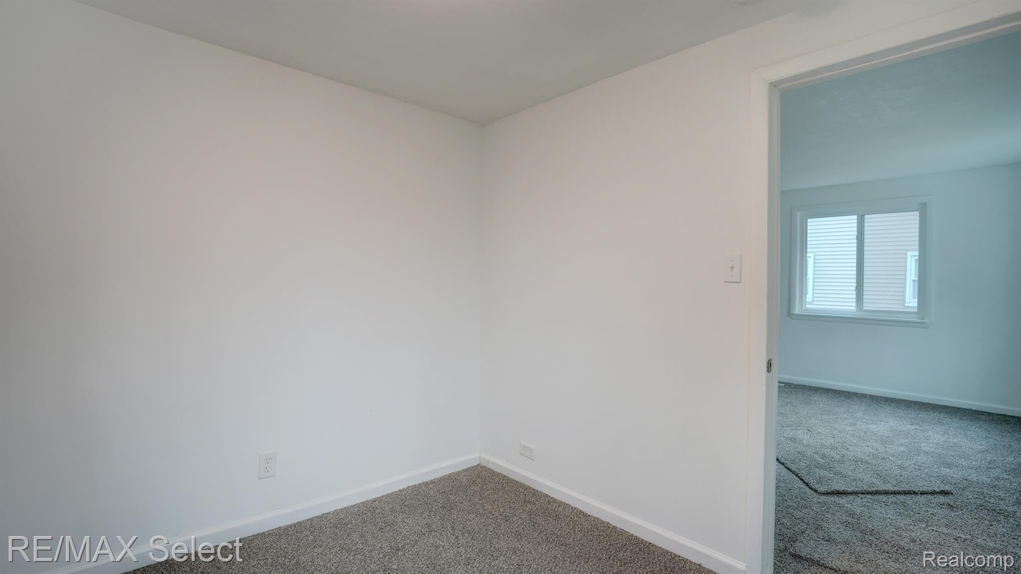 1122 W SCOTTWOOD Avenue