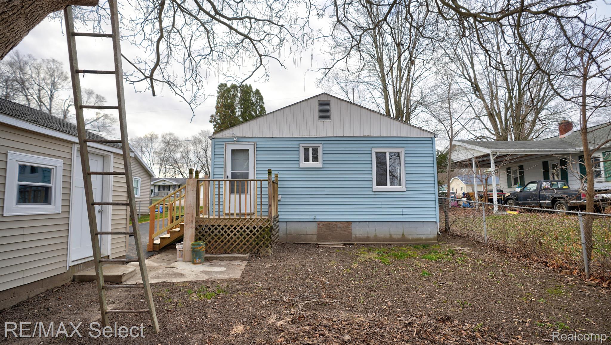 1122 W SCOTTWOOD Avenue