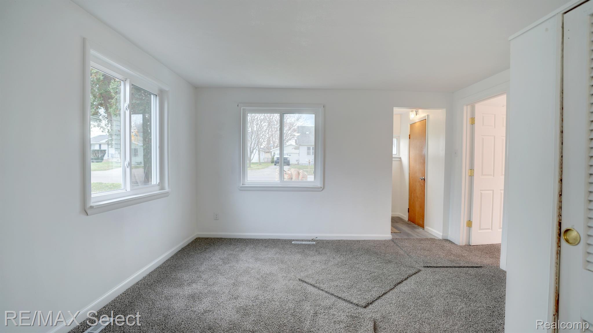 1122 W SCOTTWOOD Avenue