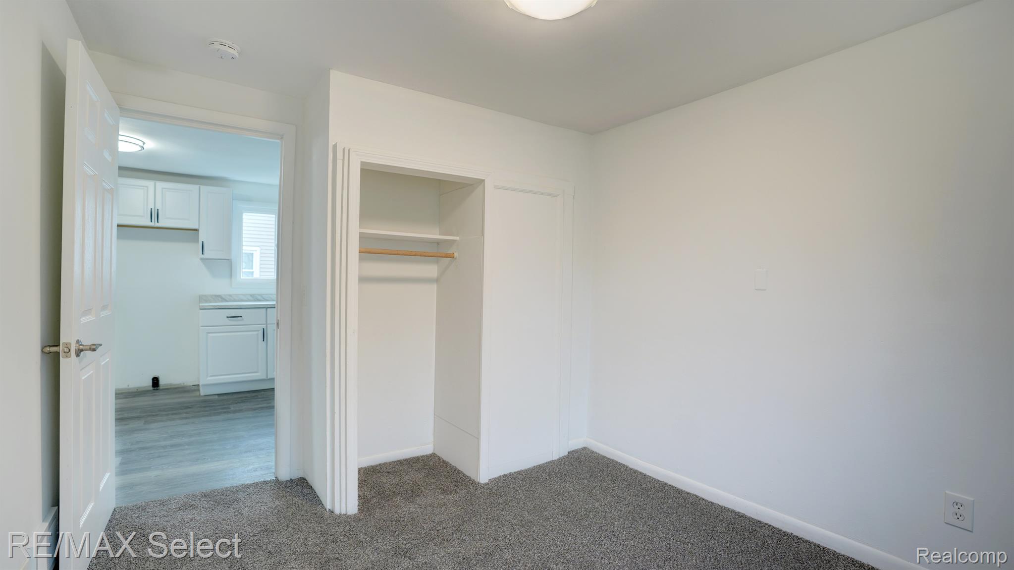 1122 W SCOTTWOOD Avenue