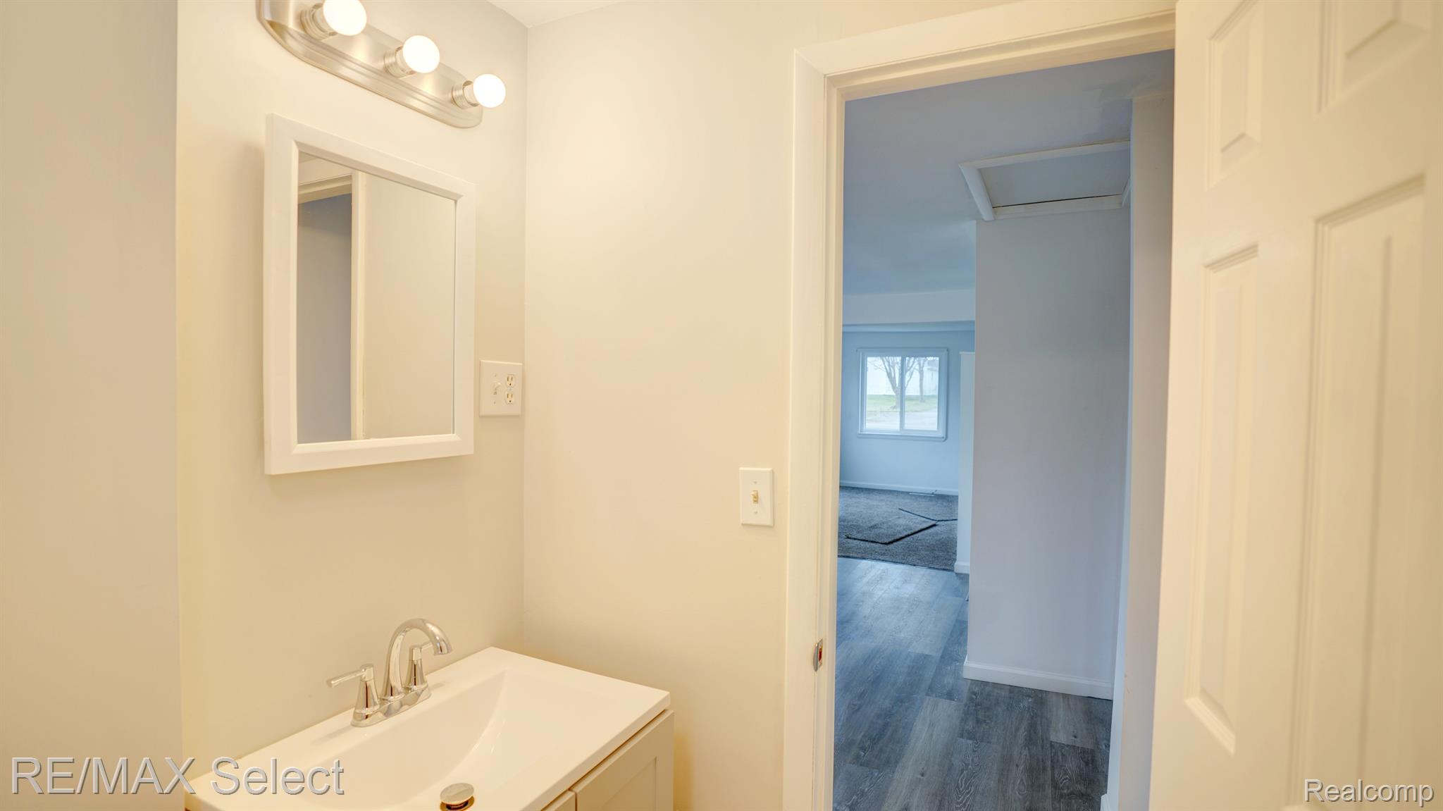 1122 W SCOTTWOOD Avenue