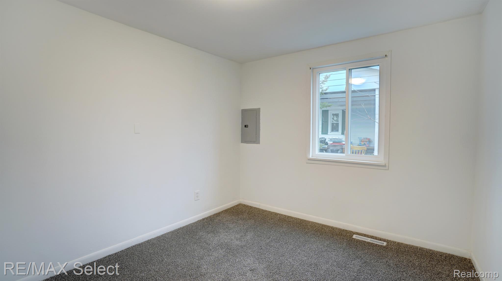 1122 W SCOTTWOOD Avenue