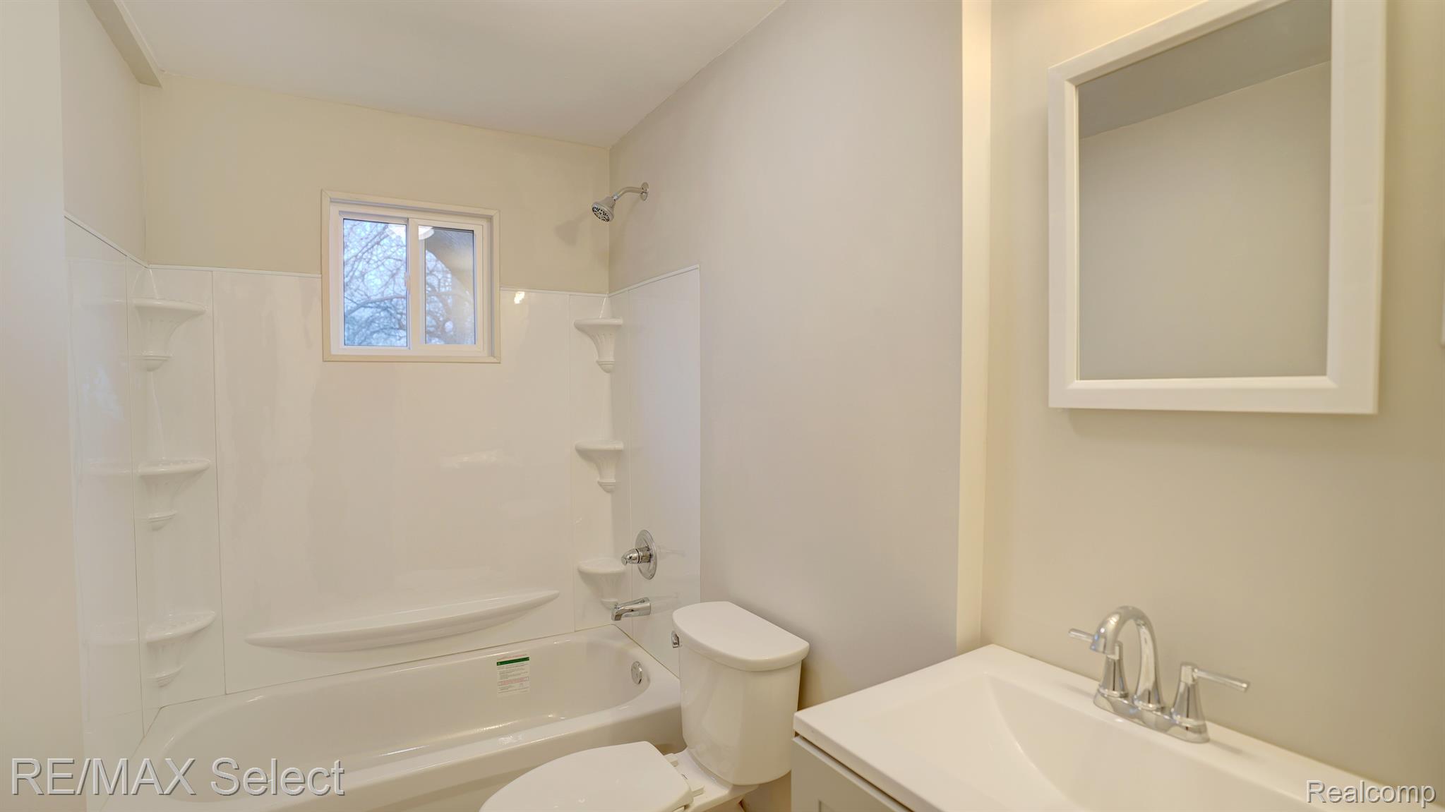 1122 W SCOTTWOOD Avenue