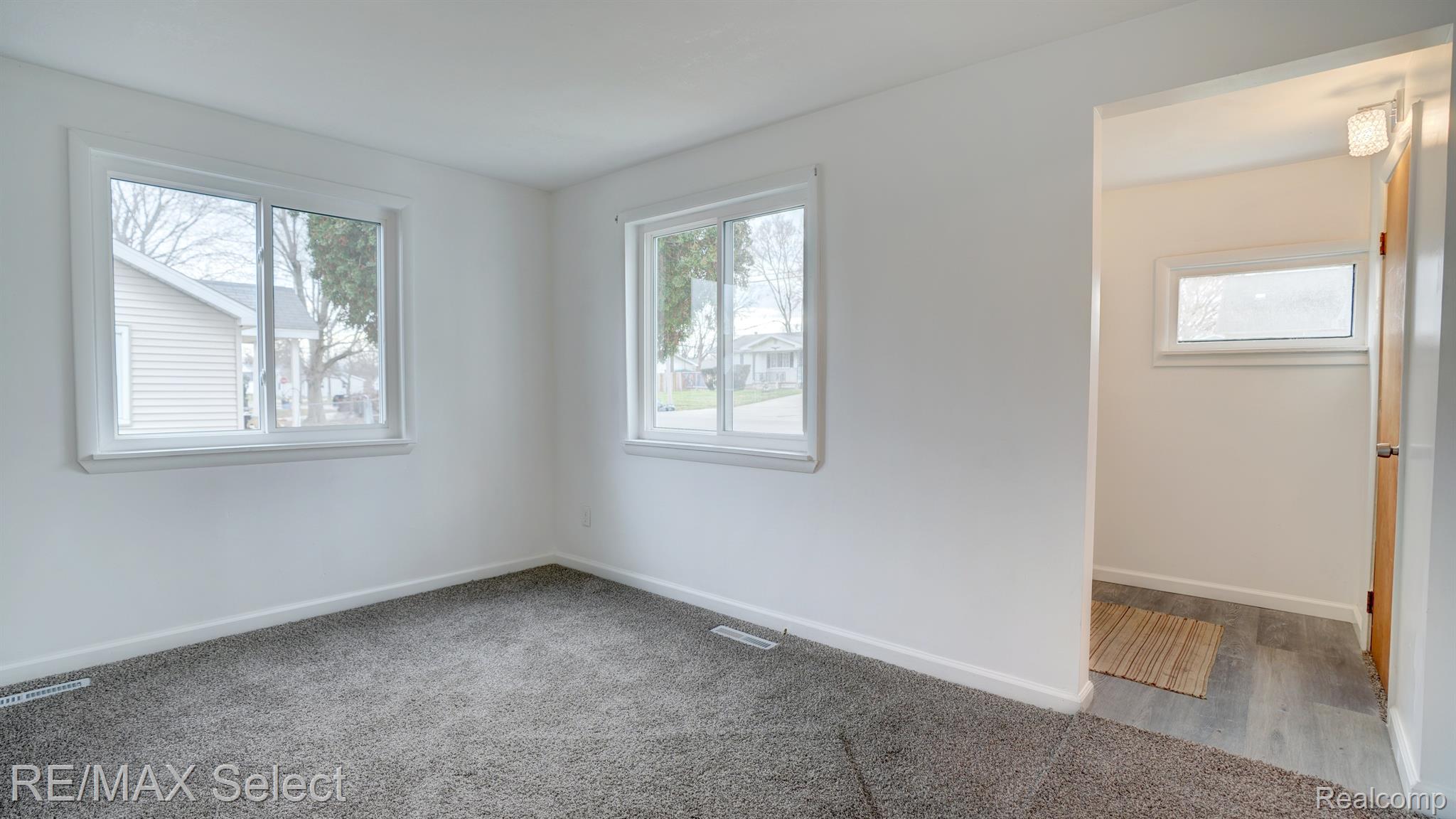 1122 W SCOTTWOOD Avenue