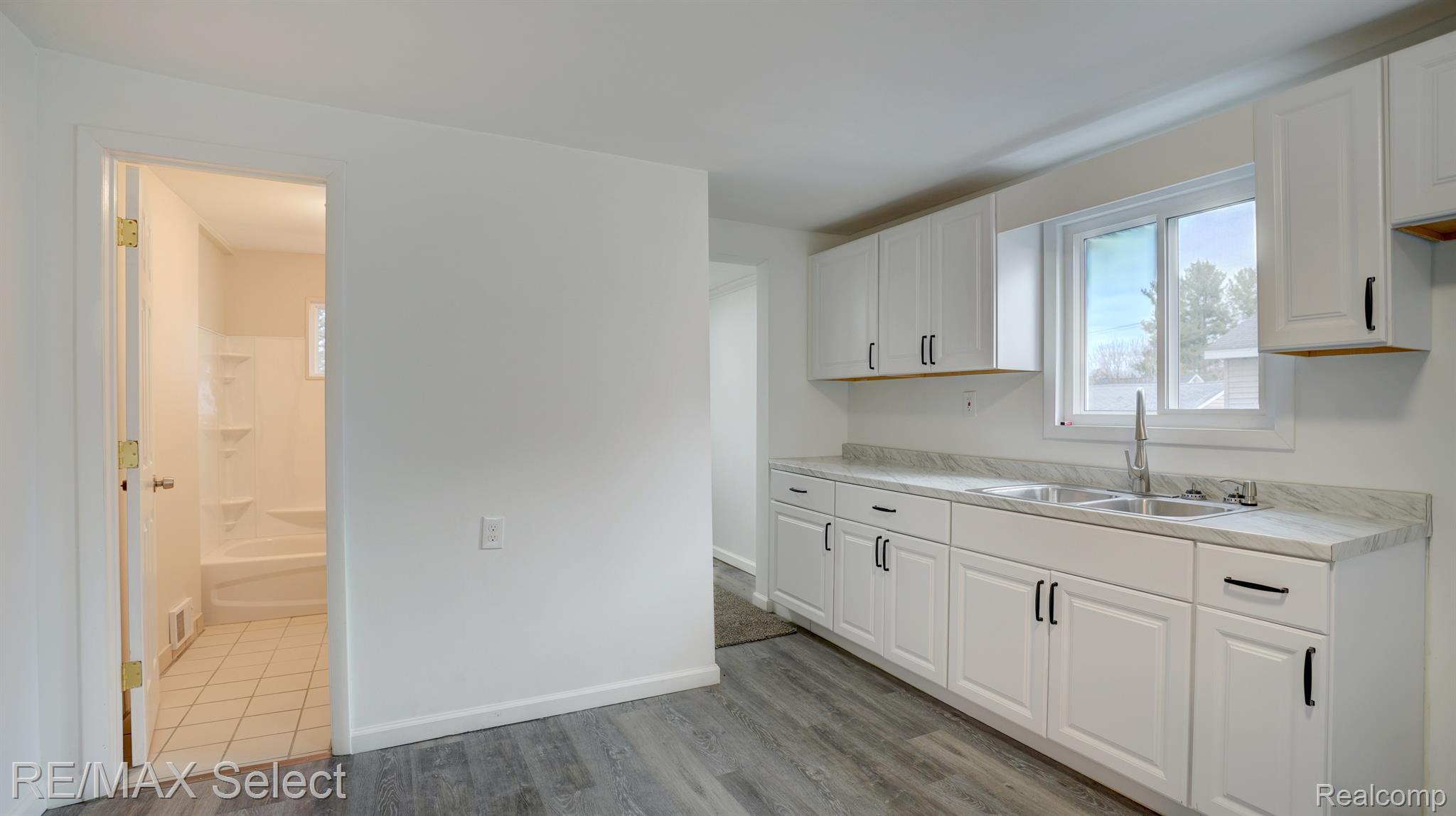 1122 W SCOTTWOOD Avenue