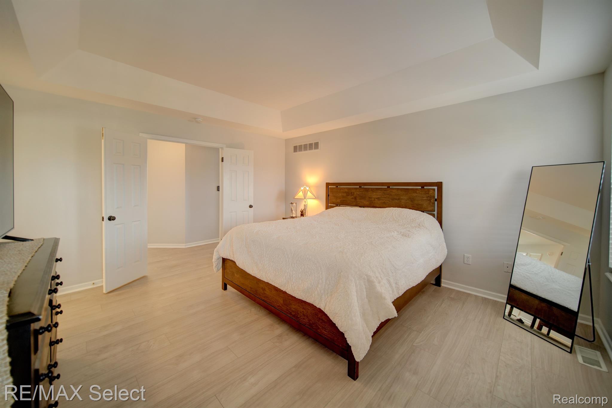 4392 OAK TREE Trail