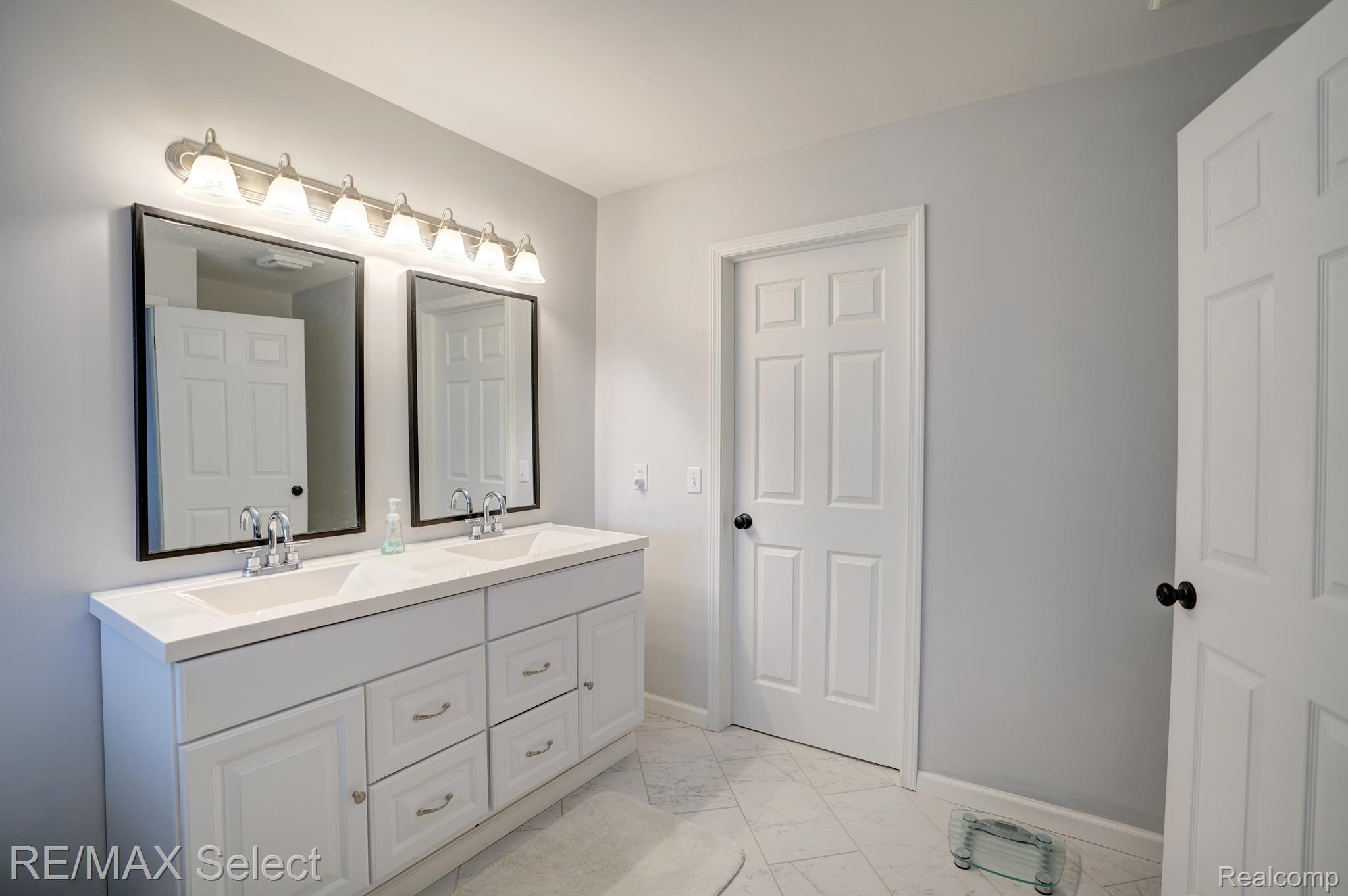 4392 OAK TREE Trail