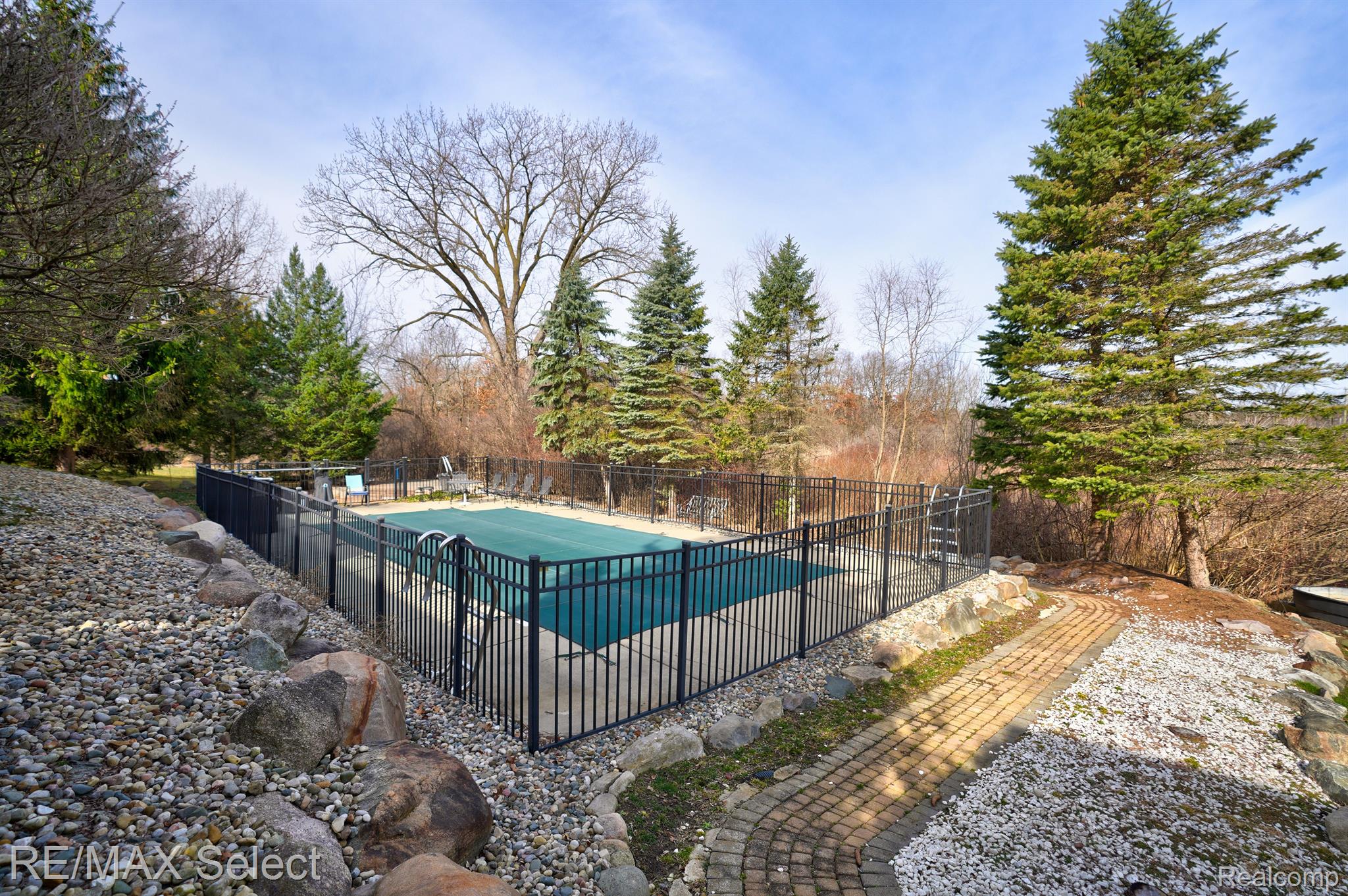 4392 OAK TREE Trail
