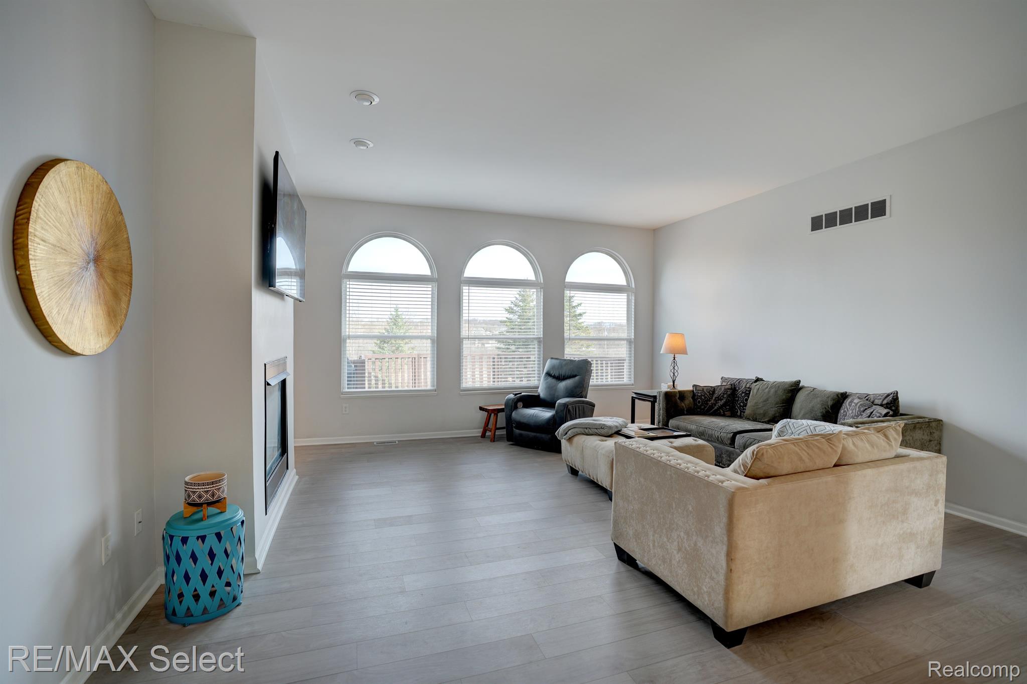 4392 OAK TREE Trail