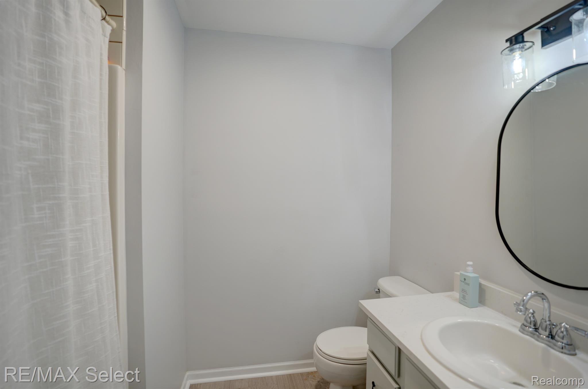 4392 OAK TREE Trail