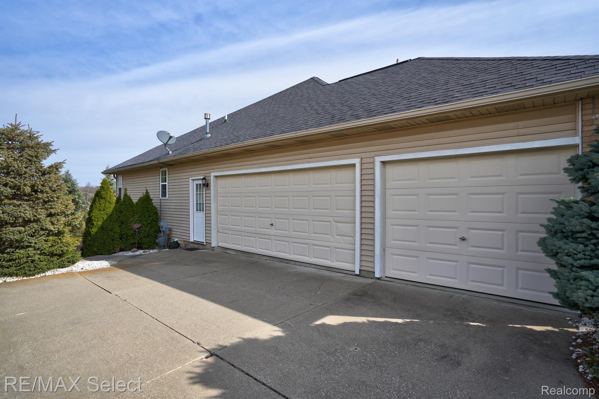 4392 OAK TREE Trail