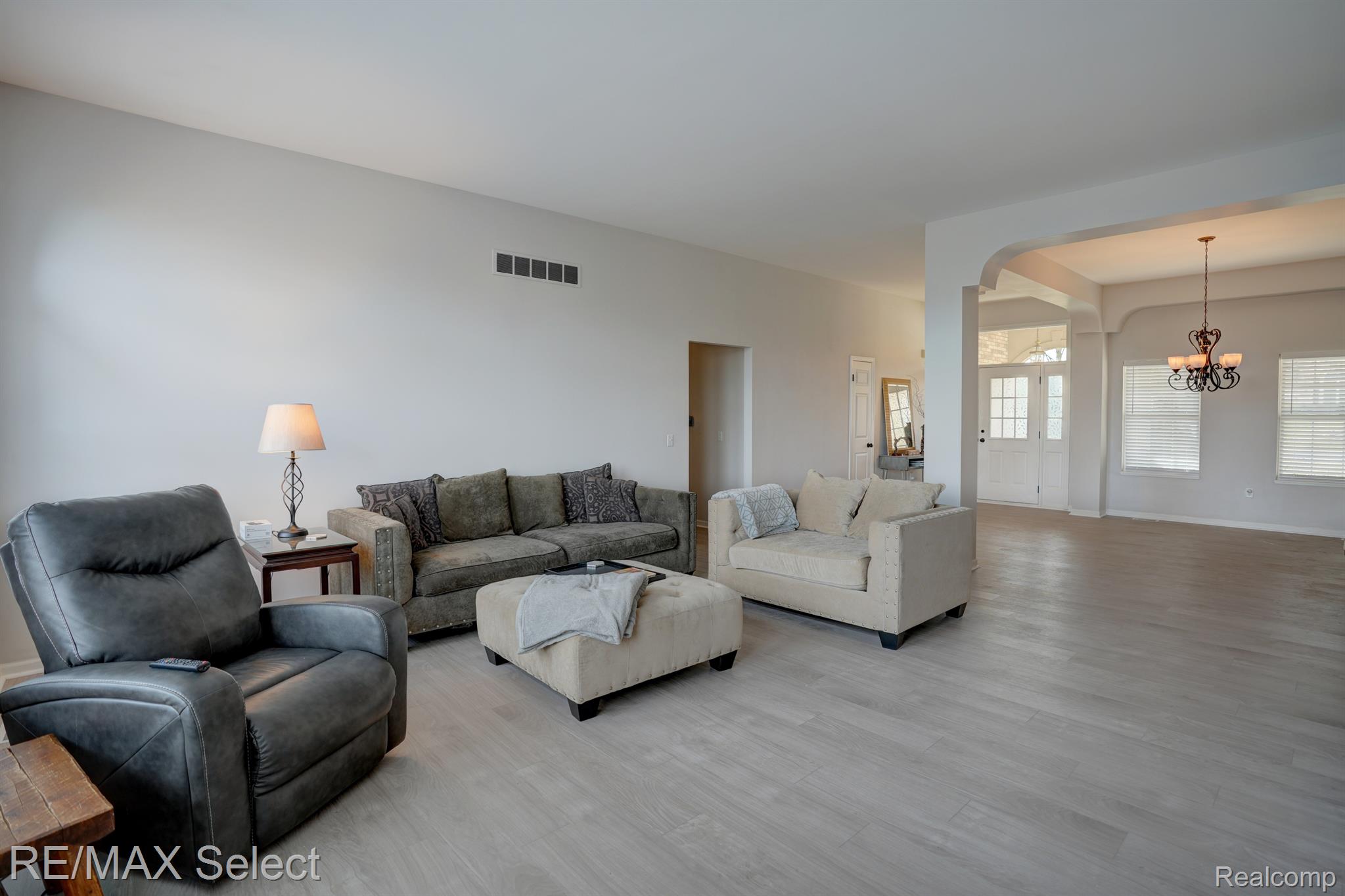 4392 OAK TREE Trail